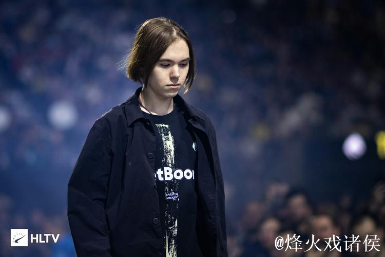 图片报:科隆球迷观赛遇尴尬,药厂对战科隆引发插曲 图片报:科隆球迷观赛遇尴尬,药厂对战科隆引发插曲